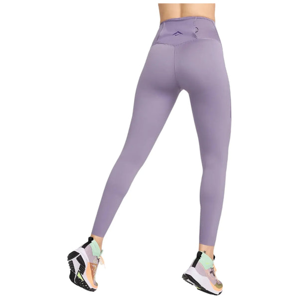 En person ses bagfra iført Nike Trail High-Waisted 7/8 Leggings til kvinder i Daybreak/Daybreak/Court Purple sammen med pastelfarvede sportssko, der står på en hvid baggrund.