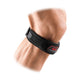 Et nærbillede af en persons arm iført McDavid Jumper's Knee Strap/Patella Neoprene, Unisex, Black - et design, der minder om patellastropper, som bruges til smertelindring ved Osgood-Schlatter.
