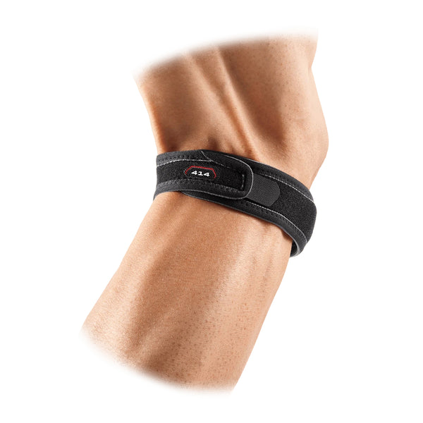 Nærbillede af en underarm iført McDavid Jumper's Knee Strap/Patella Neoprene, Unisex, Black, med en justerbar strop med et rødt og hvidt 414-logo, der er fastgjort under albuen mod en almindelig hvid baggrund.