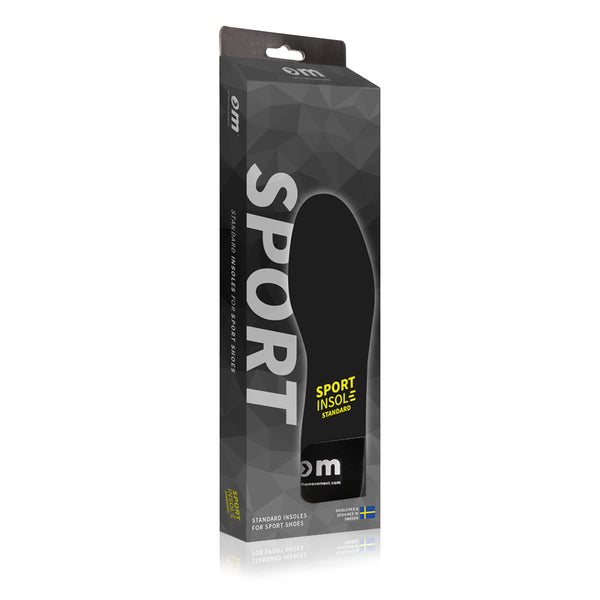 En sort og grå æske mærket "Sport Insole Standard, Unisex, Sort" af Ortho Movement for løbesko har en silhuet af en indlægssål, produktbranding, stødabsorberingsdetaljer og et lille svensk flag i nederste hjørne.