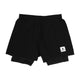 Saysky Pace 2 in 1 Shorts 5", Herre, Black har en elastisk linning og et lille hvidt rektangulært mærke med en stjerne og tekst nederst på venstre ben - ideelle løbeshorts til dit næste trailløb.