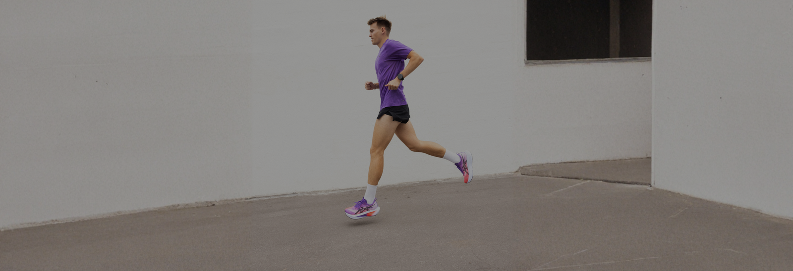 En collage viser: nærbillede af løbesko, der hvirvler støv op, et par rødbrune løbesko på græs og en person i lilla tøj, der løber på en træbeklædt grussti.