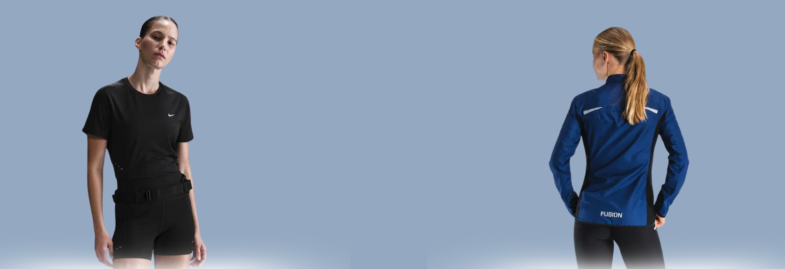 En kvinde iført sort t-shirt, sorte shorts og sort bæltetaske står på en lyseblå baggrund. Hun ses forfra til venstre og bagfra til højre.