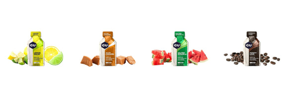 En pakke GU Energy Chews med blåbærgranatæblesmag og en GU Energy Gel med saltkaramelsmag vises på en lyserød og gul baggrund.