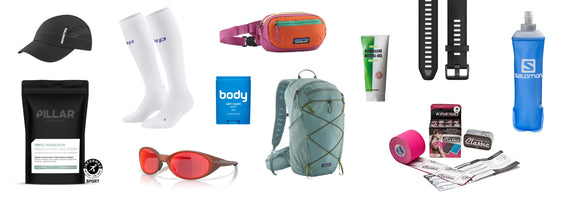 En samling af løbeudstyr og tilbehør, bl.a. kasket, hvide sokker, orange og pink bæltetaske, solcreme, smartwatch-rem, blå sammenklappelig vandflaske, kosttilskud, røde solbriller, rygsæk, tape, geler og vabelsalve.
