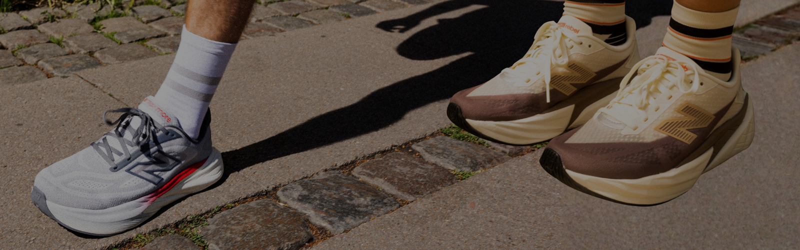 En person iført en knaldrød sneaker og sorte shorts står foran en blå væg og holder om sin ankel, som om han strækker sig. Billedet er sløret og mangler skarpe detaljer.