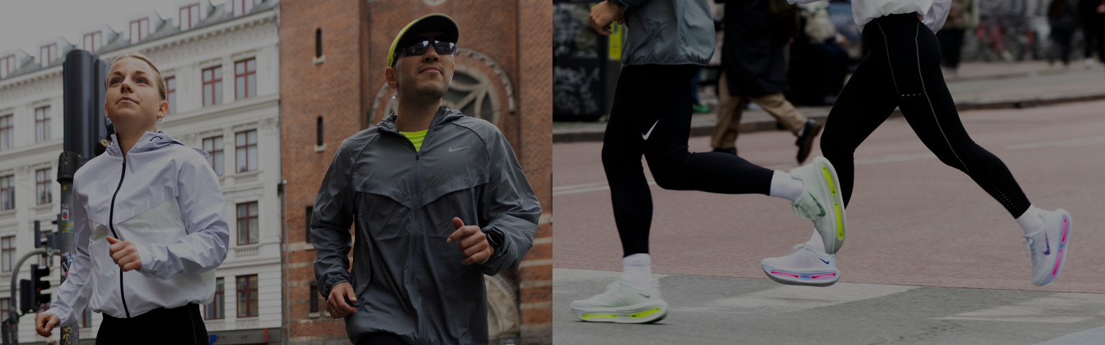 To personer sidder ved et udendørs cafébord på en brostensbelagt gade og drikker af kopper. Begge har hvide sokker og hvide sneakers på, og i baggrunden ses cykler og bygninger.