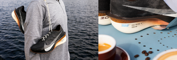 En stor sort Nike-løbesko hænger i snørebåndene over en skulder i nærheden af vand, mens et nærbillede viser skoens sidedetaljer ved siden af kaffekopper og spredte kaffebønner på en blå overflade.