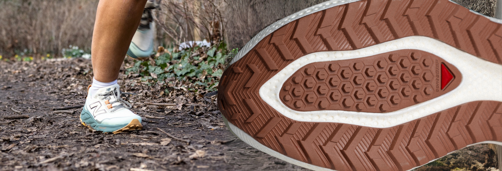 Til venstre ses et nærbillede af en persons løbesko på en grussti, mens højre side viser det detaljerede mønster på en løbeskosål med et brunt og hvidt design.