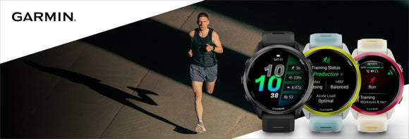 To sorte smartwatches med runde ansigter vises på en grå baggrund; det ene viser træningsanbefalinger, og det andet viser klokkeslæt og fitnessdata.