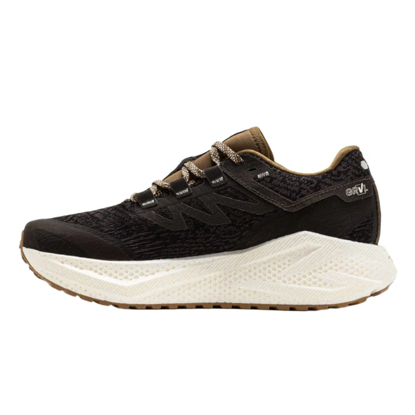Salomon Aero Glide 3 GRVL til mænd i Wren/Vanilla Ice/Coyote Brown har en overdel i mesh, snørelukning og hvid tekstureret skumsål, vist i sideprofil mod en hvid baggrund.
