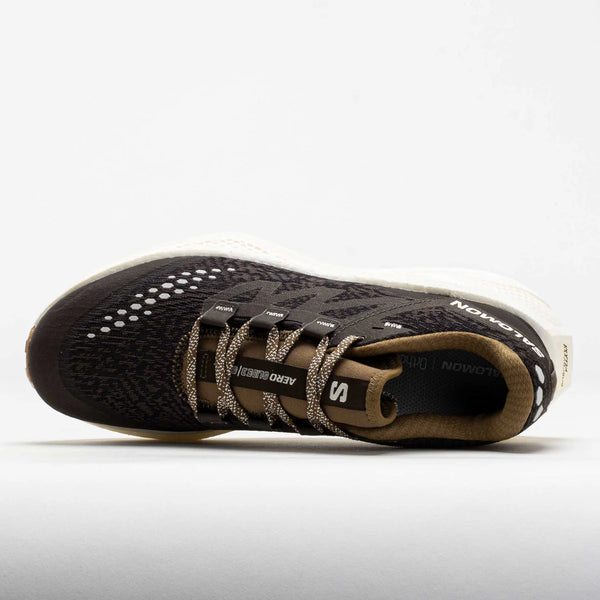 En Salomon Aero Glide 3 GRVL i Wren/Vanilla Ice/Coyote Brown ligger på siden og viser et vævet mønster, mærkede øjer, hvid sål og mærkets navn, der er synligt på pløsen og hælkappen.