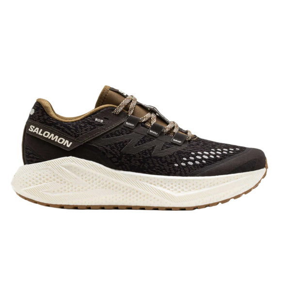 En Salomon Aero Glide 3 GRVL herreløbesko i Wren/Vanilla Ice/Coyote Brown med hvid, tekstureret mellemsål, sort mesh-overdel og brun ydersål ses fra siden. SALOMON-logo på hælen-perfekt som komfort løbesko til mænd.