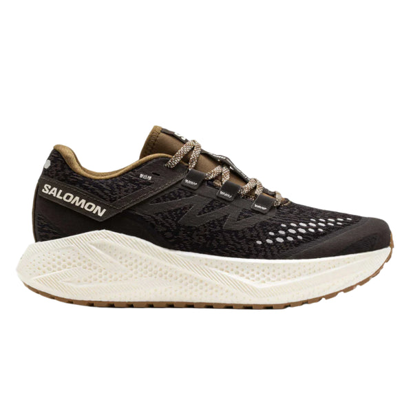 En Salomon Aero Glide 3 GRVL herreløbesko i Wren/Vanilla Ice/Coyote Brown med hvid, tekstureret mellemsål, sort mesh-overdel og brun ydersål ses fra siden. SALOMON-logo på hælen-perfekt som komfort løbesko til mænd.