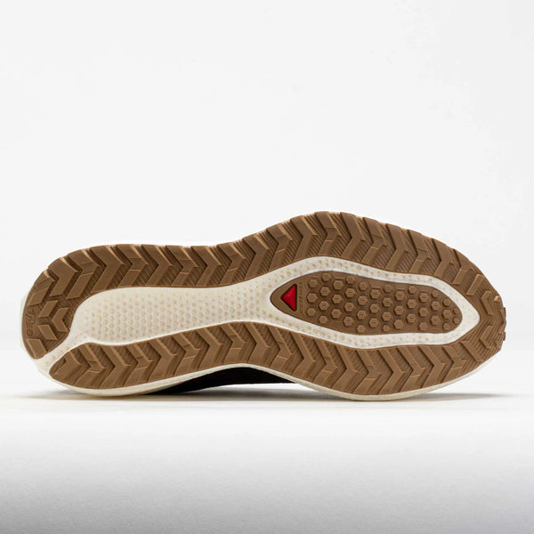 Et nærbillede af Salomon Aero Glide 3 GRVL ydersålen til mænd i Wren/Vanilla Ice/Coyote Brown, der viser et sildebensmønster og en lille rød trekant nær midten.
