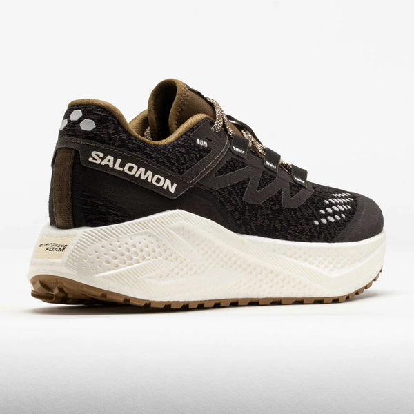 En Salomon Aero Glide 3 GRVL løbesko herre i Wren/Vanilla Ice/Coyote Brown med hvid struktureret sål, brun ydersål og SALOMON-logo på siden, ideel som komfort løbesko, vist mod en almindelig hvid baggrund.