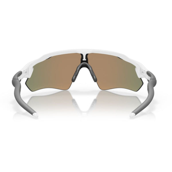 Et par sporty Oakley Radar EV Path-solbriller, unisex, med en poleret hvid ramme og Prizm Ruby-glas, der giver UV-beskyttelse, vist forfra på en hvid baggrund.