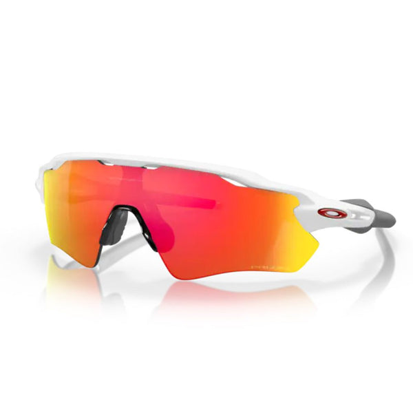 Hvide sportsolbriller fra Oakley, model Radar EV Path, med et wraparound-design og store Prizm Ruby-spejlglas, der sikrer optimal UV-beskyttelse. Solbrillerne har sorte næsepuder og et Oakley-logo på siden af stellet. Stellet er i farven Polished White, og baggrunden er helt hvid. Unisex-model.