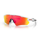 Hvide sportsolbriller fra Oakley, model Radar EV Path, med et wraparound-design og store Prizm Ruby-spejlglas, der sikrer optimal UV-beskyttelse. Solbrillerne har sorte næsepuder og et Oakley-logo på siden af stellet. Stellet er i farven Polished White, og baggrunden er helt hvid. Unisex-model.