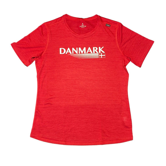 Fusion C3 DK T-Shirt, Dame, Red, er en åndbar kortærmet t-shirt med "DANMARK" og et lille dansk flag i hvidt hen over brystet. Den svedtransporterende skjorte vises fladt på en hvid baggrund.
