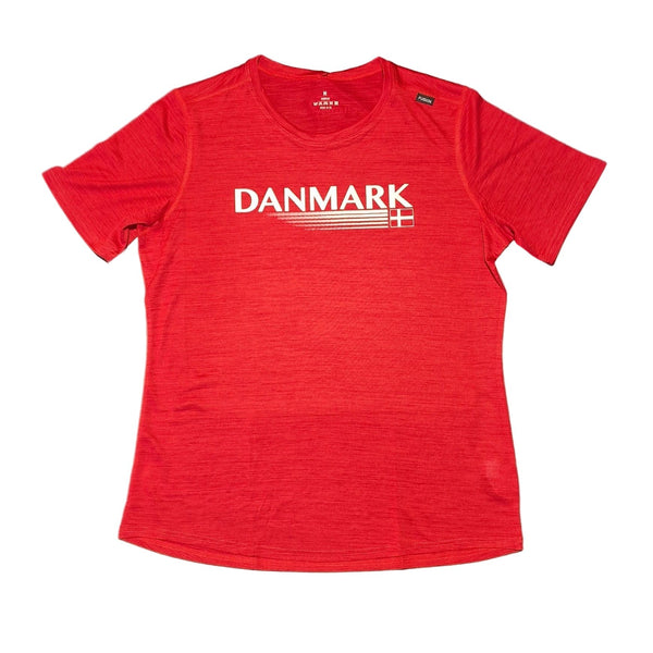Fusion C3 DK T-Shirt, Dame, Red, er en åndbar kortærmet t-shirt med "DANMARK" og et lille dansk flag i hvidt hen over brystet. Den svedtransporterende skjorte vises fladt på en hvid baggrund.