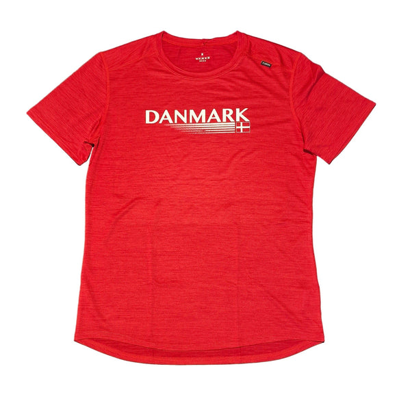 Fusion C3 DK T-Shirt, Herre, Red er en let, åndbar t-shirt med rund hals og korte ærmer til mænd med "DANMARK" og et hvidt dansk flag på forsiden - perfekt til at holde sig afkølet under træningen.