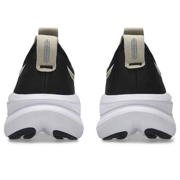 Bagfra-billede af et par Asics Gel-Nimbus 28 Herre slip-on-løbesko i farvekombinationen Sort/Feather Grey, med hvide såler, beige trækflapper, og sorte mønsterdetaljer, vist på en ensfarvet hvid baggrund – og tilbyder løbesko-komfort inspireret af det ikoniske Gel-Nimbus 28-design for maksimal stødabsorbering.