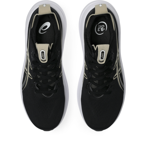 Oversigtsbillede af et par Asics Gel-Nimbus 28 herreløbesko i farvekombinationen Sort/Feather Grey med beige detaljer, hvide såler og synlige Asics-logoer på indersålerne og tungen. Disse sko er udviklet med henblik på maksimal stødabsorbering og løbesko-komfort og har desuden en størrelsesmærkat med angivelsen 9,5 på den højre indersål.