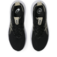 Oversigtsbillede af et par Asics Gel-Nimbus 28 herreløbesko i farvekombinationen Sort/Feather Grey med beige detaljer, hvide såler og synlige Asics-logoer på indersålerne og tungen. Disse sko er udviklet med henblik på maksimal stødabsorbering og løbesko-komfort og har desuden en størrelsesmærkat med angivelsen 9,5 på den højre indersål.