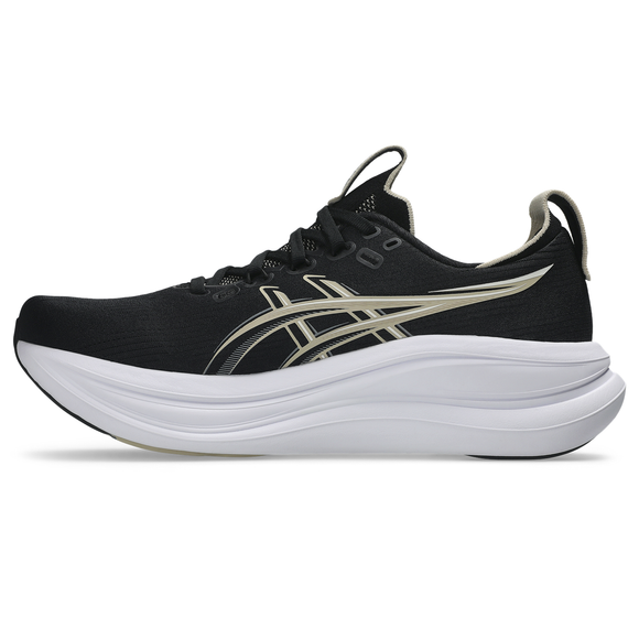 Asics Gel-Nimbus 28, Herre i sort/feathergrå er en sportslig løbesko med et lavt design, der er inspireret af den klassiske ASICS-silhuet. Den har en tyk hvid sål, der sikrer maksimal stødabsorbering, sorte snørebånd, der giver optimal komfort, samt beige detaljer – herunder et stiliseret logo på siden.