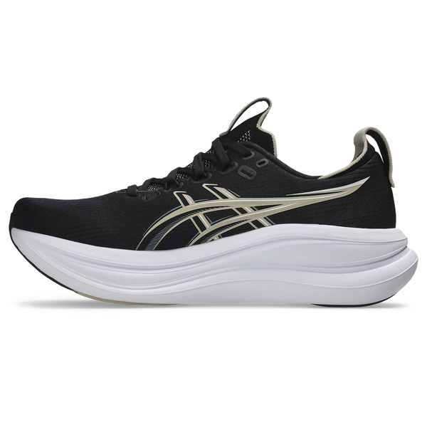 Asics Gel-Nimbus 28, Herre i sort/feathergrå er en sportslig løbesko med et lavt design, der er inspireret af den klassiske ASICS-silhuet. Den har en tyk hvid sål, der sikrer maksimal stødabsorbering, sorte snørebånd, der giver optimal komfort, samt beige detaljer – herunder et stiliseret logo på siden.