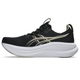 Asics Gel-Nimbus 28, Herre i sort/feathergrå er en sportslig løbesko med et lavt design, der er inspireret af den klassiske ASICS-silhuet. Den har en tyk hvid sål, der sikrer maksimal stødabsorbering, sorte snørebånd, der giver optimal komfort, samt beige detaljer – herunder et stiliseret logo på siden.