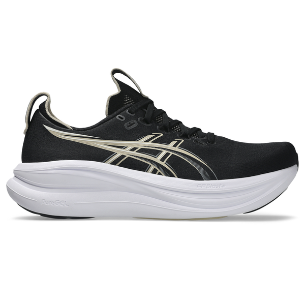 Vi præsenterer ASICS Gel-Nimbus 28, Herre, i farvekombinationen Sort/Feather Grey – en elegant sneaker med lavt skaft, der kombinerer en sort overdel med hvide og guldfarvede detaljer, fremhævet af det karakteristiske ASICS-logo på siden. Denne model er designet til maksimal stødabsorbering og enestående komfort som løbesko og har sorte snørebånd samt en tyk hvid sål, der giver et moderne, atletisk look.