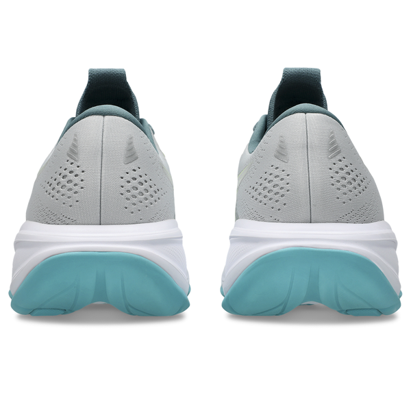 Et par Asics Gel-Cumulus 28 herre løbesko i Cloud Grey/Energy Aqua, set bagfra, med en tyk hvid sål, blågrønne ydersåler og perforerede hældetaljer for åndbarhed.