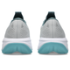Et par Asics Gel-Cumulus 28 herre løbesko i Cloud Grey/Energy Aqua, set bagfra, med en tyk hvid sål, blågrønne ydersåler og perforerede hældetaljer for åndbarhed.