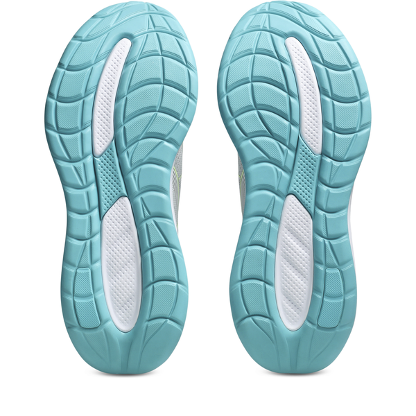 Et par Asics Gel-Cumulus 28, Herre (Cloud Grey/Energy Aqua) vist fra bunden, med lyseblå og hvide gummisåler med et struktureret, segmenteret grebsmønster.
