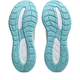 Et par Asics Gel-Cumulus 28, Herre (Cloud Grey/Energy Aqua) vist fra bunden, med lyseblå og hvide gummisåler med et struktureret, segmenteret grebsmønster.