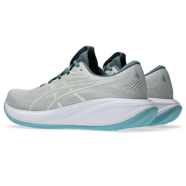 Et par Asics Gel-Cumulus 28, Herre i Cloud Grey/Energy Aqua, med lysegrå overdel med gule detaljer, blågrønne snørebånd, mørkeblå foring og tykke hvide såler med blå ydersål, står side om side på en hvid baggrund.