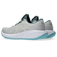 Et par Asics Gel-Cumulus 28, Herre i Cloud Grey/Energy Aqua, med lysegrå overdel med gule detaljer, blågrønne snørebånd, mørkeblå foring og tykke hvide såler med blå ydersål, står side om side på en hvid baggrund.
