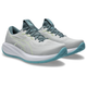Et par ASICS Gel-Cumulus 28 Herre i Cloud Grey/Energy Aqua med overdel i mesh og diskret branding er placeret side om side med blågrønne detaljer og snørebånd, der vender lidt mod højre.