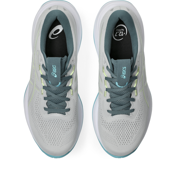 Et par Asics Gel-Cumulus 28 herre løbesko i Cloud Grey/Energy Aqua ses ovenfra med mesh ved tåen, blågrønne detaljer og snørebånd samt branding på pløs og indersål.