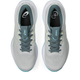 Et par Asics Gel-Cumulus 28 herre løbesko i Cloud Grey/Energy Aqua ses ovenfra med mesh ved tåen, blågrønne detaljer og snørebånd samt branding på pløs og indersål.
