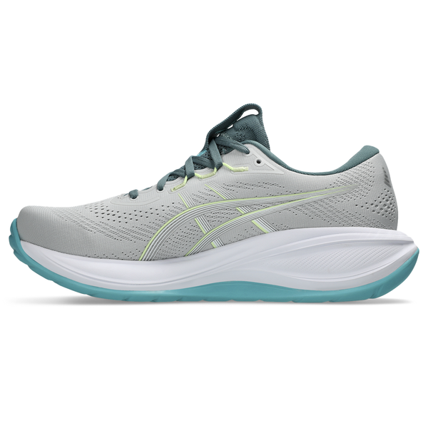 Et sidebillede af Asics Gel-Cumulus 28, Herre, Cloud Grey/Energy Aqua viser en lysegrå herreløbesko med aqua accenter, hvid mellemsål, aqua ydersål, lysegule detaljer, mesh-overdel og flade snørebånd.