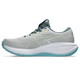 Et sidebillede af Asics Gel-Cumulus 28, Herre, Cloud Grey/Energy Aqua viser en lysegrå herreløbesko med aqua accenter, hvid mellemsål, aqua ydersål, lysegule detaljer, mesh-overdel og flade snørebånd.