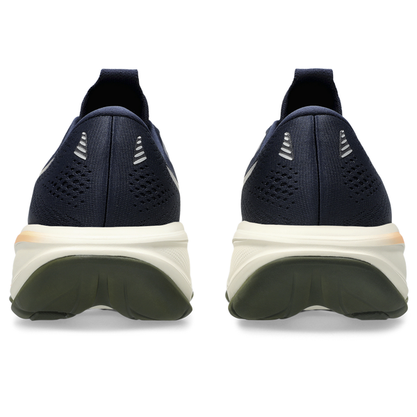 Bagfra-billede af et par Asics Gel-Cumulus 28, Herre, i farvekombinationen Midnight/Khaki Green med hvide såler, sorte ydersåler og reflekterende sølvfarvede hæle, vist side om side på en hvid baggrund.