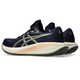 Et par Asics Gel-Cumulus 28 herreløbesko i farverne midnight/khaki-grøn med en tyk hvid sål og ASICS-logoet på siden, vist på en hvid baggrund.