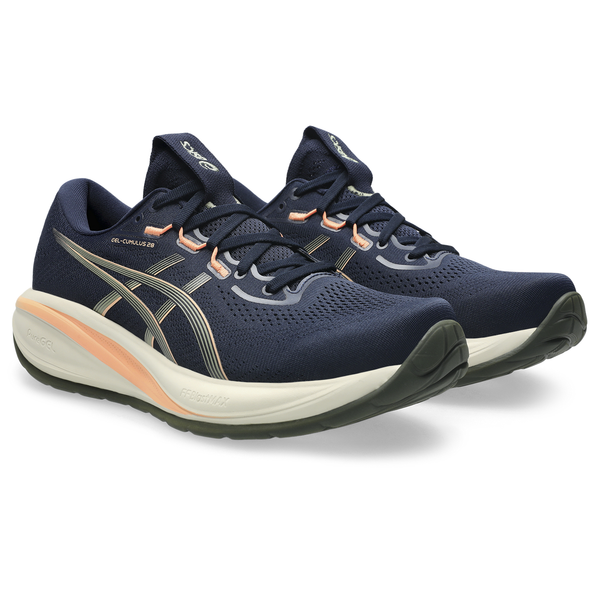 Et par Asics Gel-Cumulus 28 herreløbesko i farven Midnight/Khaki Green, fotograferet i trekvartvinkel på en hvid baggrund.