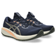 Et par Asics Gel-Cumulus 28 herreløbesko i farven Midnight/Khaki Green, fotograferet i trekvartvinkel på en hvid baggrund.