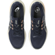 Et par Asics Gel-Cumulus 28 herreløbesko i farven Midnight/Khaki Green, set ovenfra, med hvide mellemsåler, khakigrønne detaljer på siderne, sorte snørebånd og synlige Asics-logoer på både tungen og indersålerne.