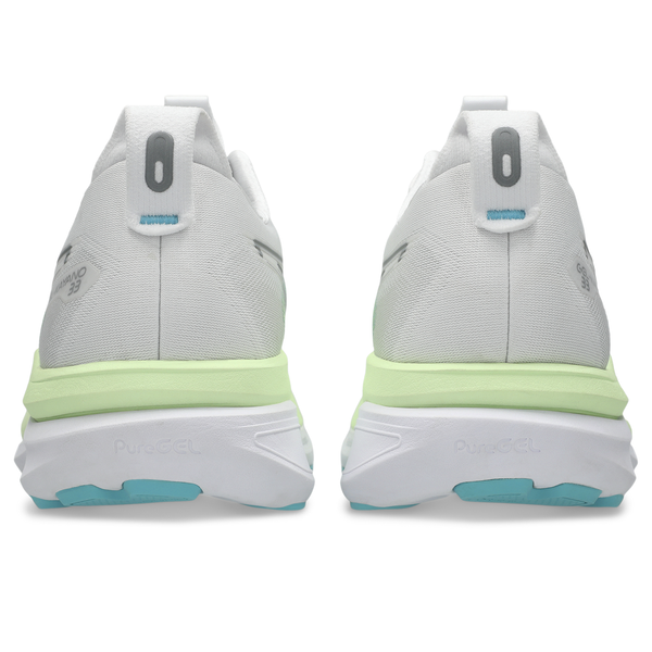Asics Gel-Kayano 33 til herrer i White/Energy Aqua har hvid overdel med grå og blå detaljer, lysegrønne mellemsåler og blå accenter på ydersålerne - stilfuld stabilitetssko vist bagfra.